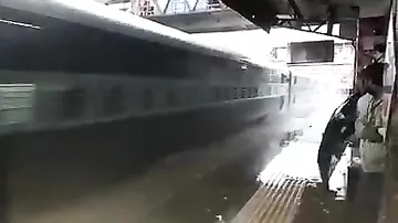 Поезд, прибывший на затопленную станцию, обрушил огромную волну на пассажиров
