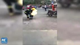Китайский пожарный, рискуя жизнью, вынес из дома горящий газовый баллон