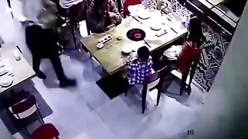 В Китае официант пролил на ребёнка горячий суп