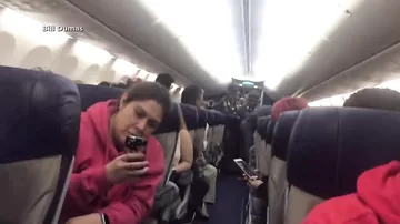 Женщину силой высадили из самолета в связи с ее аллергией на собак