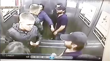 Парень в одиночку расправился с тремя хулиганами в лифте