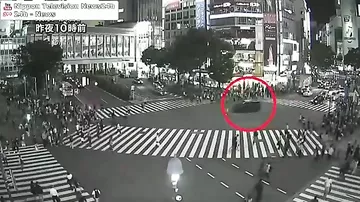 В Токио водитель попытался уйти от полиции через толпу людей