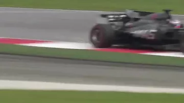 Пилот "Формулы-1" проколол колесо и разбил болид перед Гран-при Малайзии