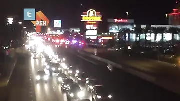 Видео с места, где неизвестный в центре Лас-Вегаса открыл стрельбу