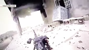 СМИ публикуют кадры уничтожения боевика "ИГИЛ", снятые им самим