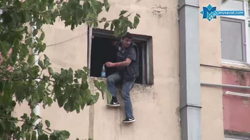 Bakıda damarlarını doğrayan gənc binadan özünü atmaq istədi