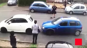 На видео попал момент, как мужчина уносит авто с места стоянки