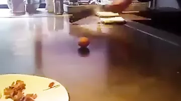 Эффектный трюк с яйцом от китайского шеф-повара
