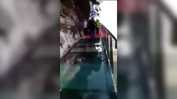 Экскурсовод испугался треснувшего под ногами стеклянного моста