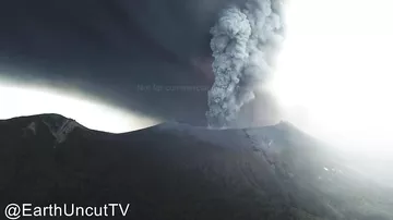 Грандиозное извержения вулкана Симмоэ в Японии