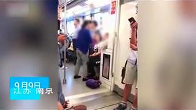 Пенсионерка села на колени парня, который отказался уступать ей место в метро