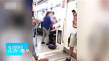 Пенсионерка села на колени парня, который отказался уступать ей место в метро