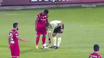 Греческий футболист вытер ногу о судью и получил жёлтую карточку