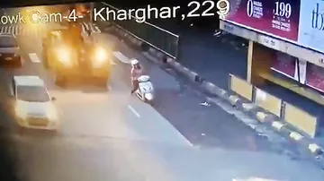 Не умеющая водить скутер девушка упала под кран
