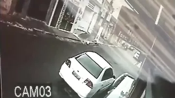 Водителя мотоцикла, врезавшегося в автомобиль, подбросило на автомобиль