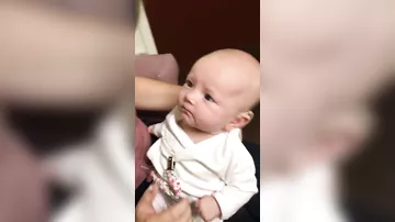 Младенец впервые услышал голос мамы со слезами на глазах
