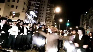 Yəhudi hərbçi qadın kütlənin cavabını verdi