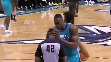 Баскетболист NBA поцеловал судью, наказавшего его за нарушение