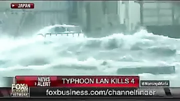 Смертельный тайфун атакует побережья Японии