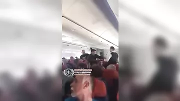 Пассажир устроил драку на борту самолета, вылетевшего из Москвы