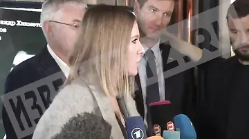 Видео нападения человека в маске лошади на пресс-конференцию Собчак