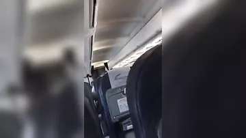 Пассажиры самолета пришли в ужас из-за мигающего света во время полета