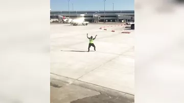 Танец на взлетно-посадочной полосе впечатлил пассажиров самолета