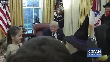 Трамп угостил сладостями детей журналистов в честь Хеллоуина