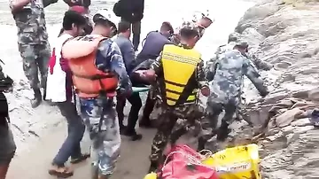 Nepalda sərnişin avtobus dərəyə aşdı: 19 ölü, 16 yaralı