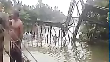 В Индии обрушился пешеходный мост, десятки человек пострадали