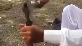 Араб, увидевший арбуз впервые в жизни, нарезает арбуз
