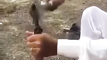 Араб, увидевший арбуз впервые в жизни, нарезает арбуз