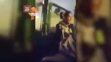 Соцсети поразило видео с "полицейской", устроившей истерику с дракой из-за эвакуированного авто