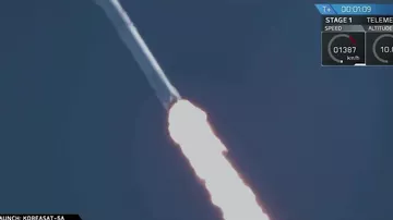 Первая ступень Falcon 9 загорелась после приземления на плавучую платформу