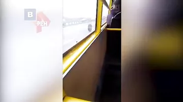 в Киеве пассажиры автобуса продолжали ехать без колеса, пока не слетело второе