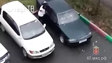 Жительница Новокузнецка сковородой разбила машину бывшего мужа