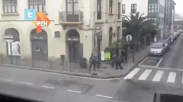 Грабитель банка в Испании удерживает заложников внутри здания