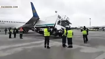 В киевском аэропорту самолет при взлете зацепил крылом автомобиль