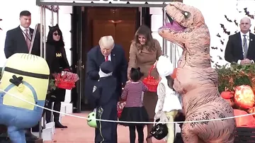 Странная реакция Трампа на ребенка в костюме динозавра насторожила соцсети