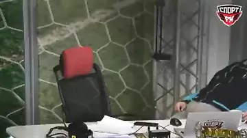 Василий Уткин упал со стула в прямом эфире