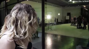 Model qızlar yaralı buğalara "döndülər"