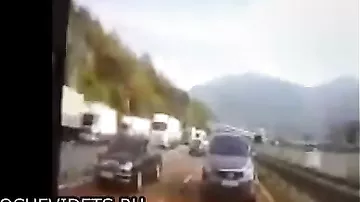 Взорвавшийся грузовик с топливом устроил огненный ад на шоссе