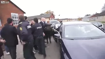 Датский министр по иммиграции проехалась по мигрантам на машине