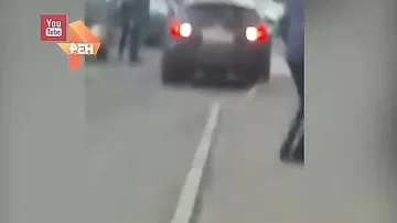 Разгневанная беременная женщина села за руль и начала таранить другие авто