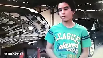 Посмотрите как подросток открывает запертую дверь дорого автомобиля