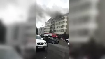В бизнес-центре в Баку начался пожар