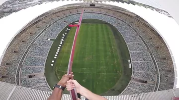 Экстремал прыгнул с высоты 88 метров на стадионе в ЮАР