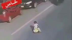 Невероятные кадры ребенка, который вышел на дорогу с интенсивным движением на своей детской машине