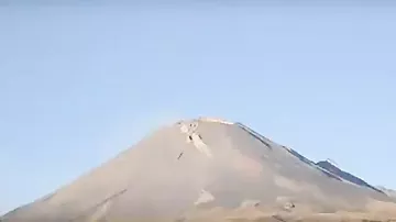 Очевидцы сняли на видео взрыв на вершине вулкана в Мексике