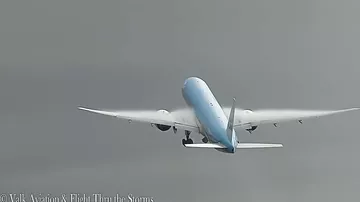 Молния ударила в самолёт KLM во время взлёта из Амстердама